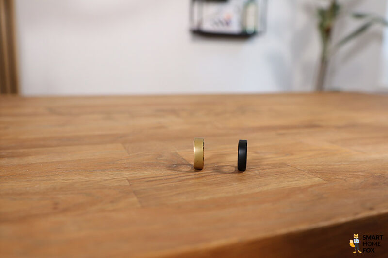 RingConn der ersten und zweiten Generation nebeneinander auf dem Tisch